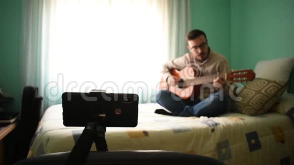 一个年轻人在家里弹吉他视频的预览图