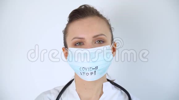 戴防护面罩的听诊器关闭白种人医生柯维德19保护停止冠状病毒视频的预览图