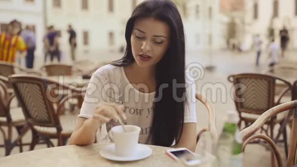 在HDVIDEO餐厅喝咖啡的年轻美女视频的预览图