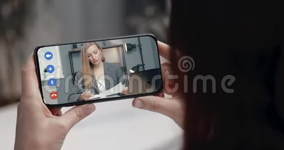 两名妇女通过视频聊天参加工作会议视频的预览图