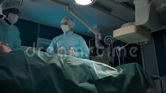 在医院手术室工作的医生视频的预览图