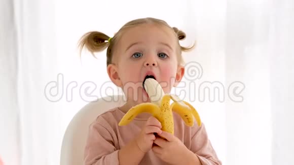 有趣的女孩吃新鲜香蕉视频的预览图