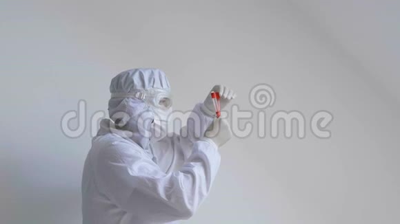 医生戴着流感面罩和防护手套拿着一个带有冠状病毒血样的试管预防流感视频的预览图