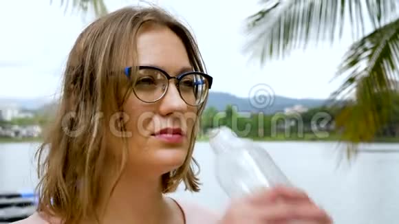 女性在塑料瓶中饮用干净的饮料水视频的预览图