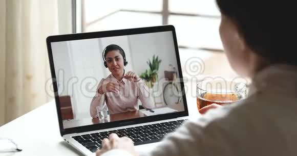 印度女经理戴耳机通过摄像头视频咨询客户视频的预览图