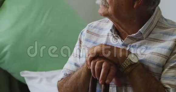 退休之家社会疏远的老人视频的预览图