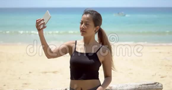 少数民族女运动员在海滩自拍视频的预览图