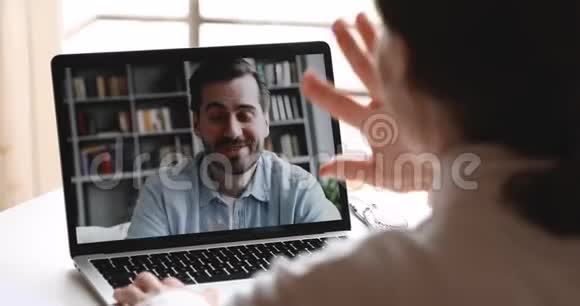 快乐的男女朋友或情侣视频聊天视频的预览图