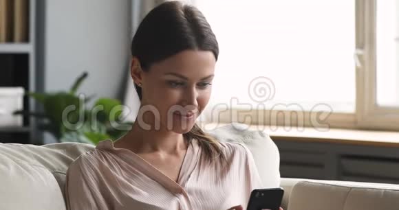 快乐微笑的女士在社交网络上和朋友聊天视频的预览图
