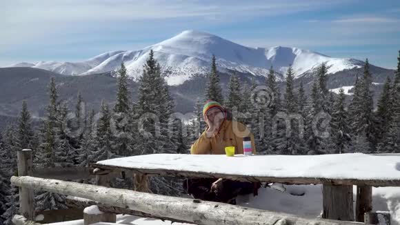 冬天一个人坐在山上的桌子旁视频的预览图