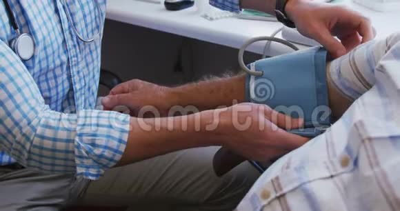 医生在养老院里检查一位老人视频的预览图