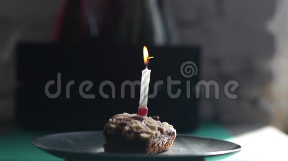 在黑暗的房间里在节日蛋糕上点燃蜡烛视频的预览图