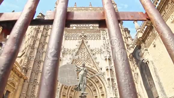 塞维利亚大教堂的门视频的预览图