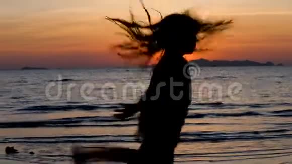 在夕阳下的小女孩舞视频的预览图