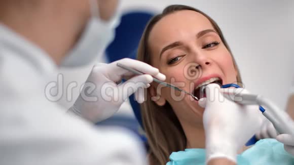 在治疗牙齿时用张开的嘴闭上女性患者的脸4k龙红相机视频的预览图