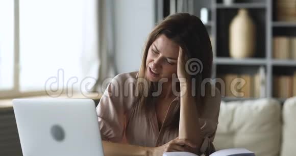 因电脑过度使用而头痛的沮丧青年妇女视频的预览图