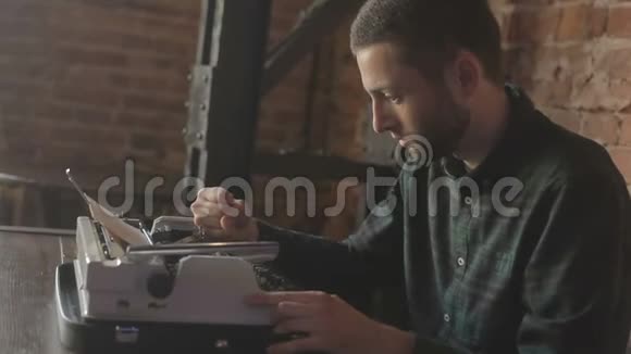 作家用一台经典的打字机工作视频的预览图