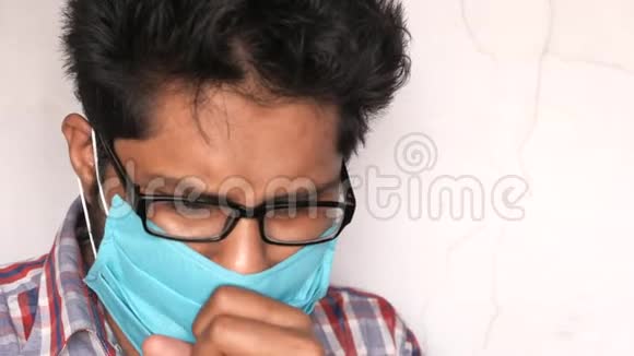 一个戴着面具的病人咳嗽视频的预览图