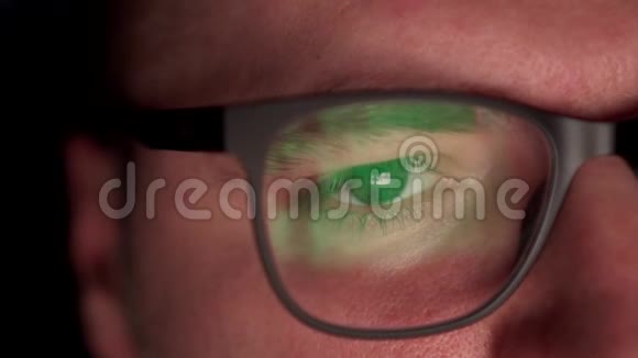 一个男人浏览互联网一副眼镜视频的预览图