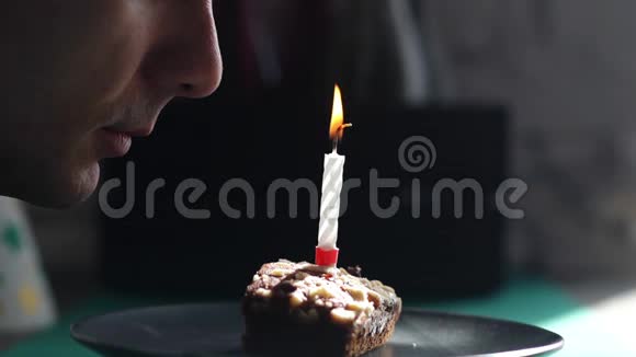 在小蛋糕上吹出一支蜡烛的人脸特写视频的预览图