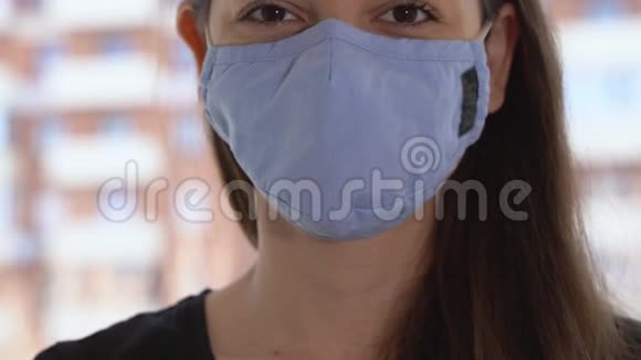 年轻女子摘下面罩作业结束检疫流行快乐的微笑视频的预览图