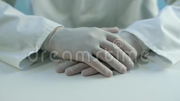 戴橡胶手套的医生的手视频的预览图