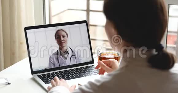 女性病人视频电话女性医生笔记本电脑屏幕视频的预览图