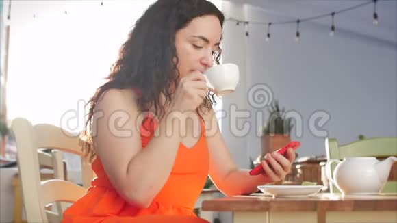 女孩或女人在咖啡厅喝咖啡在社交媒体上发短信享受移动技术视频的预览图