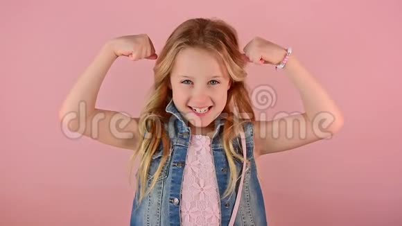 一个滑稽活泼的小白种人女孩的肖像微笑着展现出力量视频的预览图