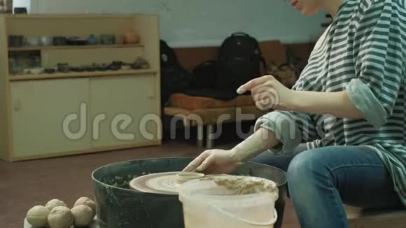 在陶轮上工作制作陶器视频的预览图