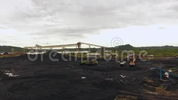 露天煤矿开采鸟瞰印度尼西亚婆罗洲视频的预览图