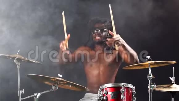 精力充沛的非洲鼓手有感情地演奏打击乐器视频的预览图