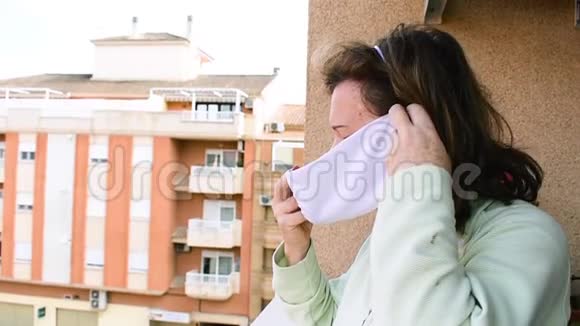 中年妇女外出时戴上面具视频的预览图