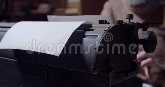 复古打字机是图书馆里的一位老作家用的在4k以内视频的预览图