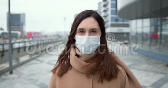 流行病保护检疫期间空城街道戴医用口罩的白种人美女肖像视频的预览图