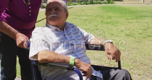 一对老夫妇在公园里享受退休之家视频的预览图