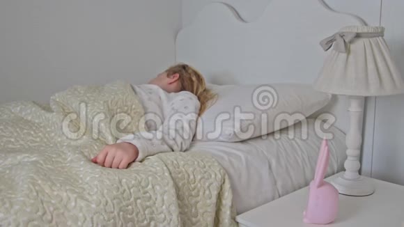 熟睡可爱的小白种人女孩勉强醒来视频的预览图