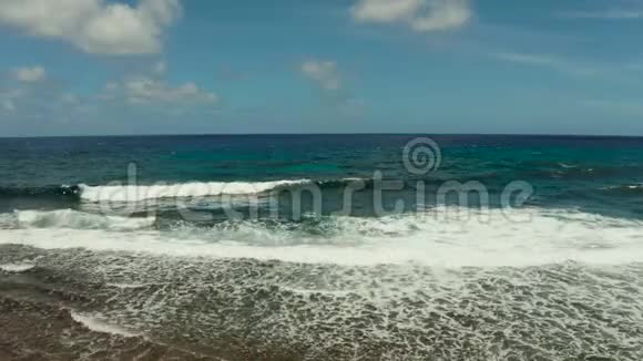 波浪撞击珊瑚礁视频的预览图