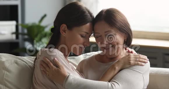 多情的年轻女子拥抱亲密的中年成熟母亲视频的预览图