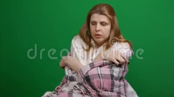 生病的女人裹着温暖的毯子喝热茶咳嗽咳嗽喉咙痛COVID冠状病毒大流行的危险视频的预览图