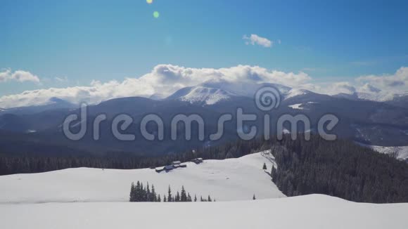 冬天一个背着背包的人在山里旅行视频的预览图