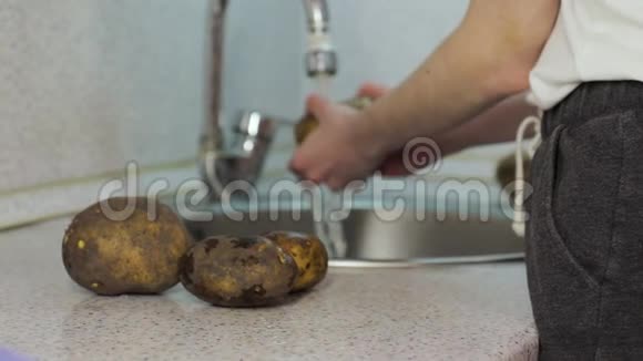 手在水槽里洗土豆视频的预览图