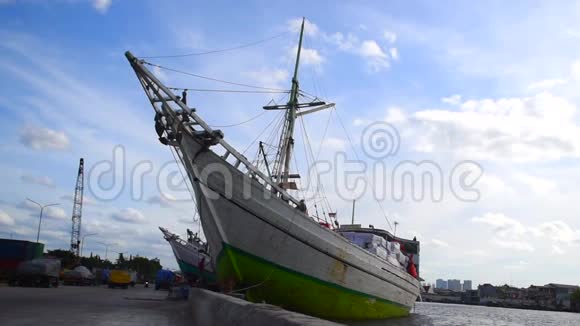 一艘印度尼西亚传统渔船在港口视频的预览图