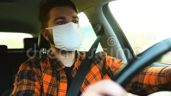 戴面具的人在车里咳嗽视频的预览图