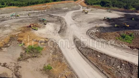 露天煤矿开采鸟瞰印度尼西亚婆罗洲视频的预览图
