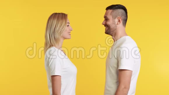 年轻的一对相爱的夫妇手握黄色背景视频的预览图