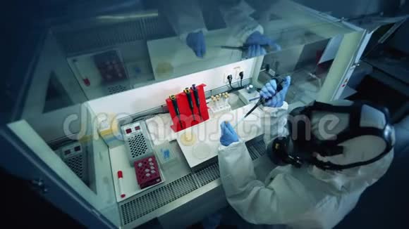 化学服的工人研制了一种针对covid19的疫苗冠状病毒covid19病毒研究概念视频的预览图