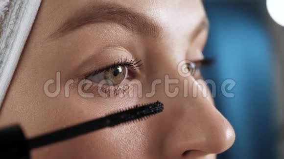 女孩画睫毛在浴室里使用睫毛膏的漂亮女人的脸的宏观镜头美容师化妆师视频的预览图