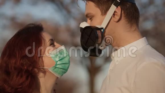 年轻夫妇在面罩上做有趣的吻近景视频的预览图