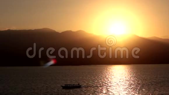 难以置信的日落和海景位于印度尼西亚视频的预览图